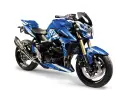 Niebieski Suzuki GSR 750 z tuningowym wydechem. Choć piękny, warto rozważyć jego wady przed zakupem.