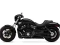 Czarny Harley-Davidson V-Rod Night Rod z czerwonymi akcentami na felgach. Potężny silnik i sportowy wygląd.
