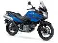 Niebieski Suzuki V-Strom 650. Poznaj jego dane techniczne i możliwości.