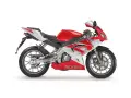 Sportowy motocykl Aprilia RS 50 w czerwono-białej kolorystyce. Poznaj jego aprilia rs 50 dane techniczne.