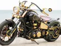 Niestandardowy Yamaha Wild Star 1600 w stylu steampunk, z bogactwem złotych detali i mosiężnych elementów, prezentuje się imponująco nad morzem.