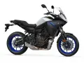Yamaha Tracer 700 dane techniczne: sportowo-turystyczny motocykl z silnikiem CP2, czarno-biały, z niebieskimi felgami.