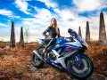 Kobieta na sportowym Suzuki GSX-R. Idealny motocykl na 190 wzrostu, by poczuć wolność.