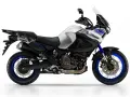 Srebrno-czarny motocykl Yamaha Super Tenere 1200 z niebieskimi akcentami, gotowy na przygodę. Dane techniczne dostępne dla każdego podróżnika.