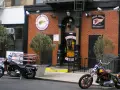 Budynek Hells Angels w Nowym Jorku z motocyklami przed wejściem.