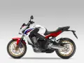 Sportowy motocykl Honda CB650F w białym, czerwonym i niebieskim malowaniu. Szczegółowe honda cb650f dane techniczne dostępne online.