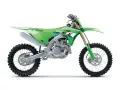 Zielony motocykl Kawasaki KXF 450. Poznaj jego dane techniczne i możliwości terenowe.