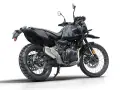 Czarny motocykl Royal Enfield Himalayan z szarym kamuflażem na baku, gotowy na każdą wyprawę.
