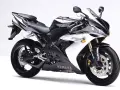Sportowy motocykl Yamaha R1, jedna z wielu generacji, w kolorze czarno-białym, prezentuje się dynamicznie na białym tle.
