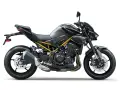 Stylowy, czarny Kawasaki Z900 z widoczną złotą ramą, gotowy na podbój dróg.