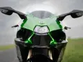 Przód zielono-czarnego motocykla Kawasaki Ninja H2 z błyszczącym logo i ostrymi liniami, gotowy do jazdy.