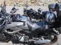 Dwa motocykle Yamaha zaparkowane na drodze szutrowej, jeden z kaskiem na siedzeniu.