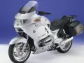 Srebrny motocykl BMW R1150RT z kuframi. Poznaj jego bmw rt 1200 dane techniczne i możliwości.