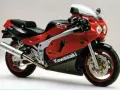 Czerwono-czarny motocykl Kawasaki ZXR 750 z lat 90. z charakterystycznym malowaniem i sportowym wyglądem.