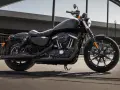 Czarny motocykl Harley-Davidson Sportster 883 na moście.