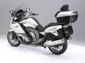 Srebrny motocykl BMW K1600GTL z kuframi i podnóżkami. Idealny do długich podróży, sprawdź jego bmw k1600gtl dane techniczne.