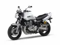 Srebrny motocykl Yamaha XJR 1300, klasyczny naked bike. Poznaj jego yamaha xjr 1300 dane techniczne.