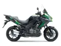 Czarny motocykl Kawasaki Versys 1000 z zielonymi akcentami, gotowy do podróży. Sprawdź kawasaki versys 1000 dane techniczne.