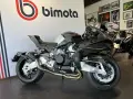 Czarny motocykl Bimota Tesi H2 z włókna węglowego, z podwójnym wydechem i sportowym zawieszeniem, gotowy do jazdy.