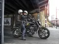 Para, siedząca na motocyklu Kawasaki Vulcan S 650, pod wiaduktem. Poznaj kawasaki vulcan s 650 dane techniczne.