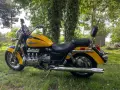 Żółta Honda Valkyrie 1500, z chromowanymi elementami i potężnym silnikiem, zaparkowana na trawie. Dane techniczne tego klasyka budzą podziw.