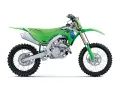Zielony motocykl Kawasaki KXF 450, gotowy do akcji. Zastanawiasz się, kawasaki kxf 450 ile ma koni?
