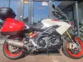 Sportowy motocykl Aprilia Caponord 1200 z kuframi i sportowym wydechem SC Project. Poznaj jego dane techniczne!