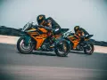 Dwóch motocyklistów na torze ściga się na pomarańczowych KTM RC 390. Poznajcie ich dane techniczne!