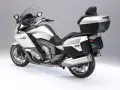 Srebrny motocykl BMW K 1600 GTL. Choć piękny, jego wady mogą być kosztowne.