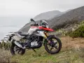 BMW G 310 GS na tle górskiego krajobrazu z widokiem na ocean. Poznaj jego dane techniczne i możliwości terenowe.
