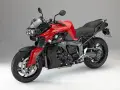 Czerwony motocykl BMW K1300 z czarnymi elementami, gotowy do jazdy.