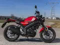 Czerwony motocykl Yamaha XSR 125 na asfalcie. Poznaj jego yamaha xsr 125 dane techniczne.