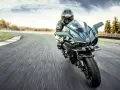 Motocyklista na torze wyścigowym na Kawasaki H2R. Poznaj Kawasaki H2R dane techniczne i poczuj moc.
