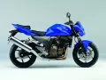 Niebieski motocykl Kawasaki Z750R z błyszczącym wydechem i sportowym designem.