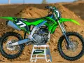Zielony motocykl Kawasaki KXF 250 na stojaku, gotowy do jazdy. Poznaj jego kawasaki kxf 250 dane techniczne.