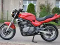 Czerwony motocykl Kawasaki ER-5 Twister. Poznaj jego dane techniczne i poczuj wolność na drodze.
