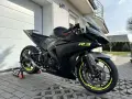Czarny matowy motocykl Yamaha R3 z żółtymi akcentami. Poznaj jego yamaha r3 dane techniczne i poczuj moc!