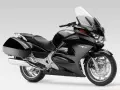 Czarny motocykl Honda ST 1300 Pan European. Choć ceniony za komfort, jego wady to m.in. waga i ograniczona zwrotność.