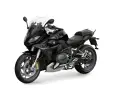 Czarny motocykl BMW 1250 RS z przyciemnianą szybą i sportowym wyglądem, gotowy na każdą podróż.