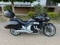 Czarny motocykl Honda CTX 1300 z kufrem centralnym i bocznymi, gotowy na podróż.