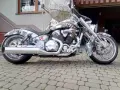 Customowy motocykl Honda VTX 1800 w malowaniu kamuflażowym z grafiką rekina. Dane techniczne tego potwora budzą respekt.