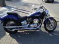 Granatowy motocykl Yamaha Drag Star 1100, z chromowanymi elementami. Idealny do podróży, jego yamaha drag star 1100 dane techniczne zachwycają.