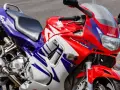 Sportowy motocykl Honda CBR F3 w czerwono-biało-niebieskich barwach.