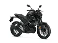 Czarny motocykl Yamaha MT-125 na białym tle. Sprawdź jego wymiary, w tym Yamaha MT 125 wysokość siedzenia, aby dopasować go do siebie.