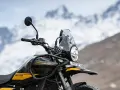Royal Enfield Himalayan 650 gotowy na przygodę w górach.
