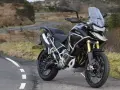 Czarny motocykl Triumph Tiger 1200 na tle krajobrazu. Poznaj jego imponujące triumph tiger 1200 dane techniczne.
