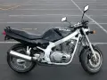 Czarny motocykl Suzuki GS 500, idealny do miasta. Poznaj jego dane techniczne i poczuj wolność na drodze.