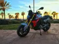 BMW F900XR na tle palem i zachodzącego słońca. Idealny motocykl na wakacyjne podróże.