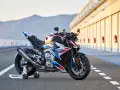 Potężny motocykl BMW M1000R w barwach M, gotowy do podboju toru wyścigowego.