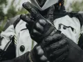 Za ciasne rękawice motocyklowe? Rozciągnij je bezpiecznie!